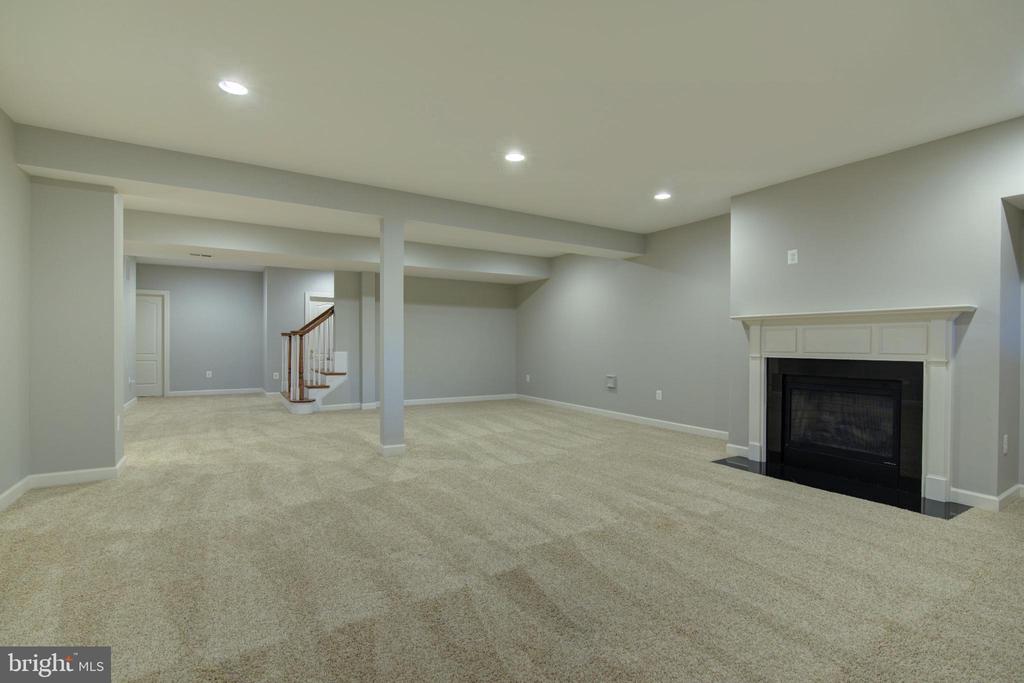 18383 EAGLE POINT SQUARE