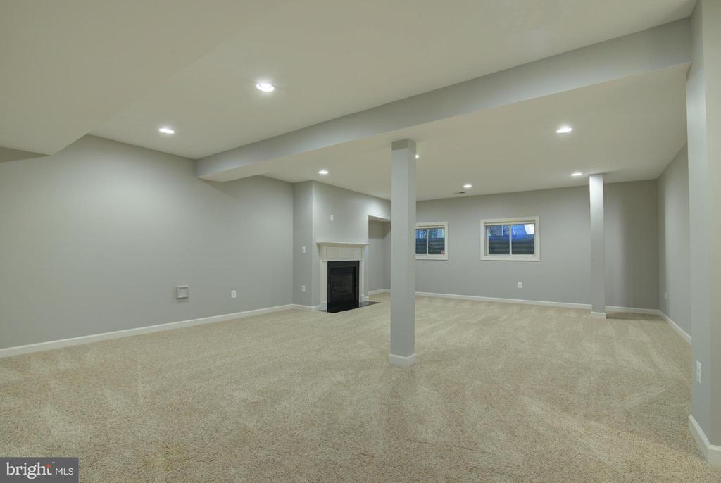 18383 EAGLE POINT SQUARE
