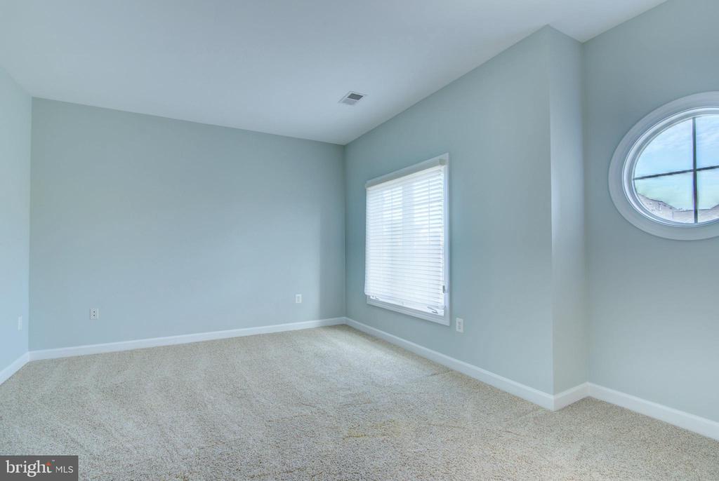 18383 EAGLE POINT SQUARE
