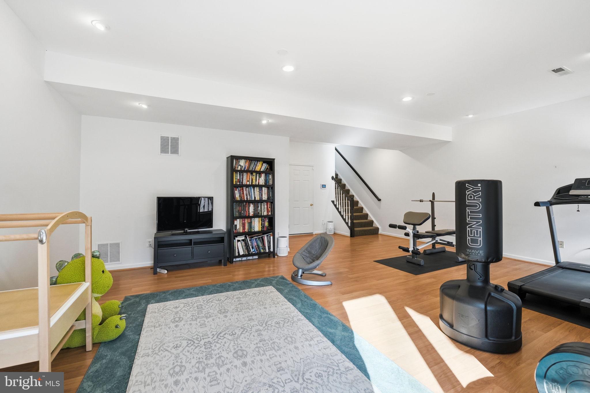 21480 TROWBRIDGE SQUARE