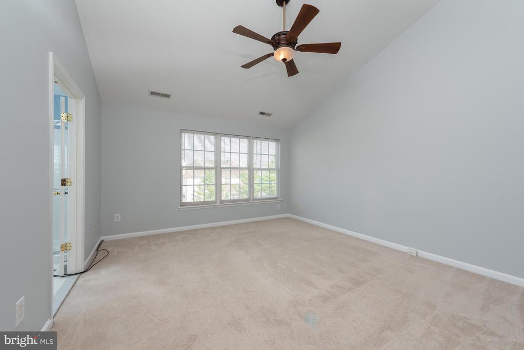42724 ROLLING ROCK SQUARE