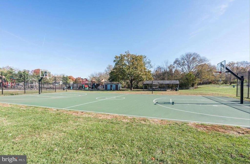 204 PIN OAK COURT