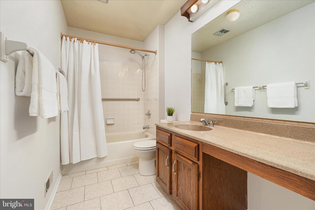 204 PIN OAK COURT