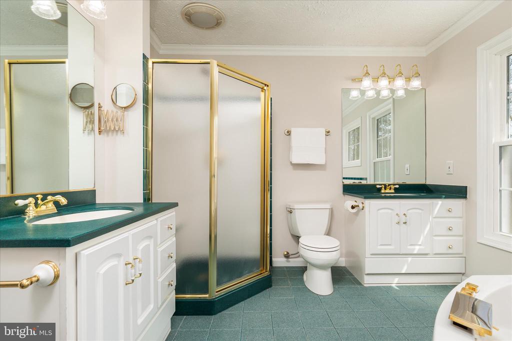 204 PIN OAK COURT