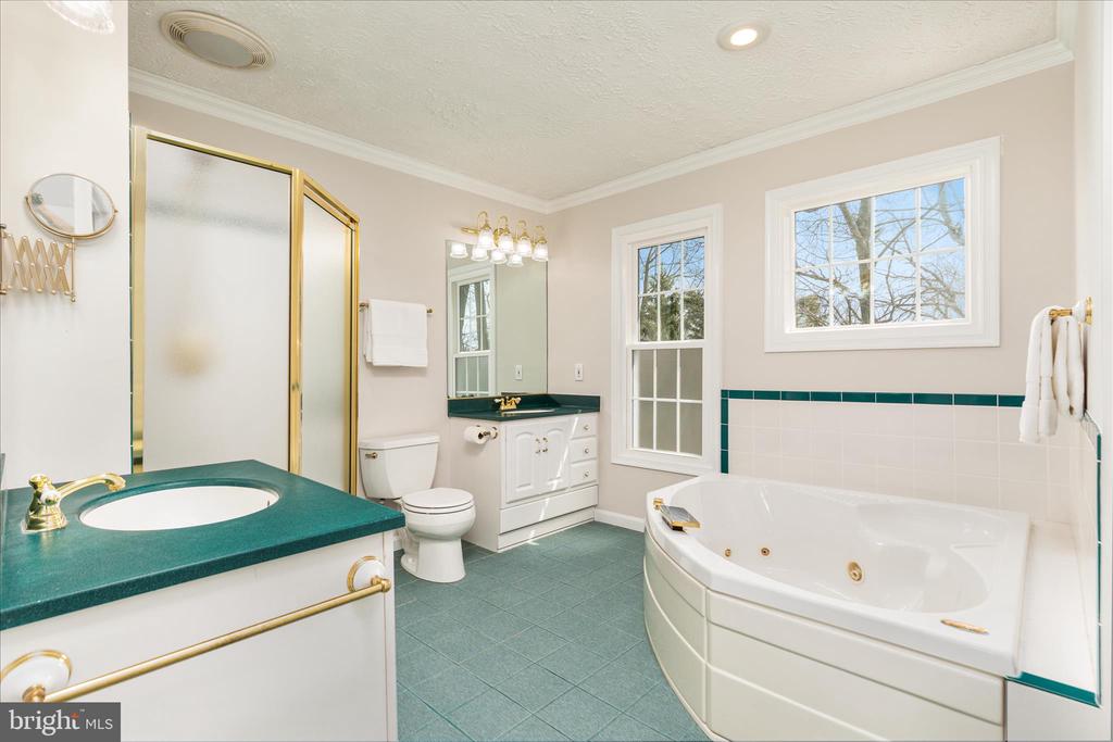 204 PIN OAK COURT