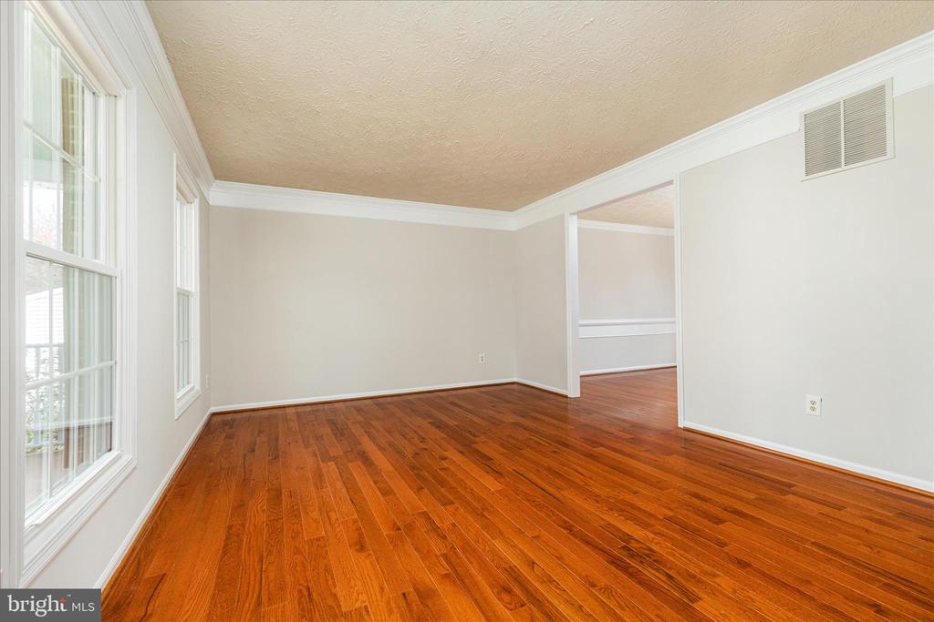 204 PIN OAK COURT