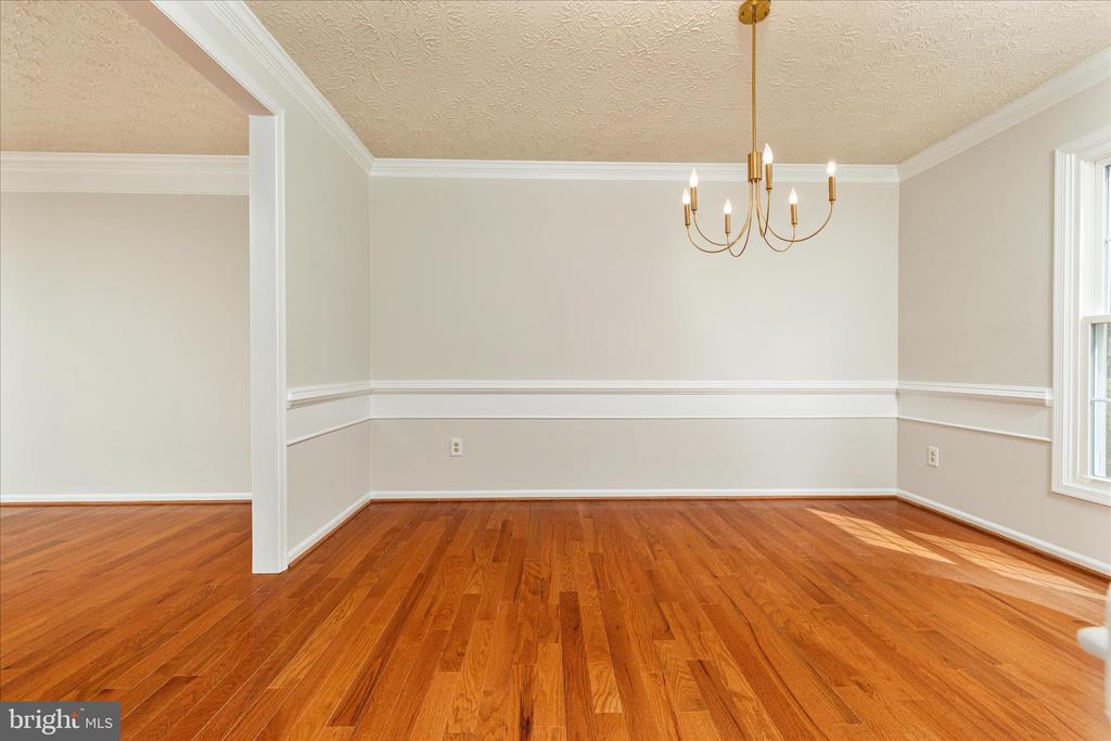 204 PIN OAK COURT
