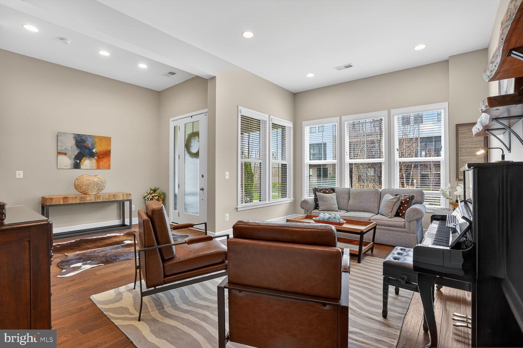 23048 LAVALLETTE SQUARE