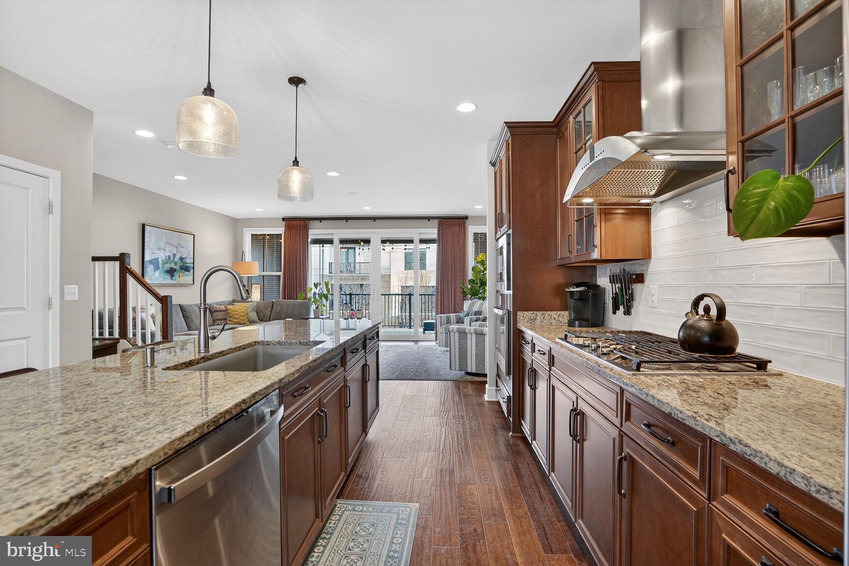 23048 LAVALLETTE SQUARE