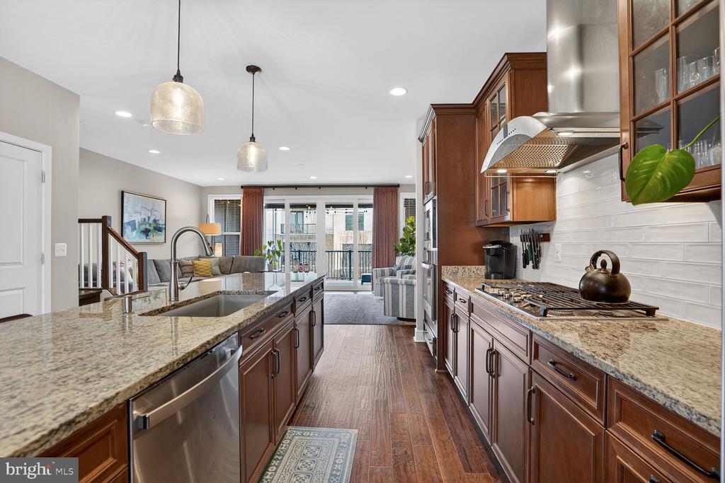 23048 LAVALLETTE SQUARE