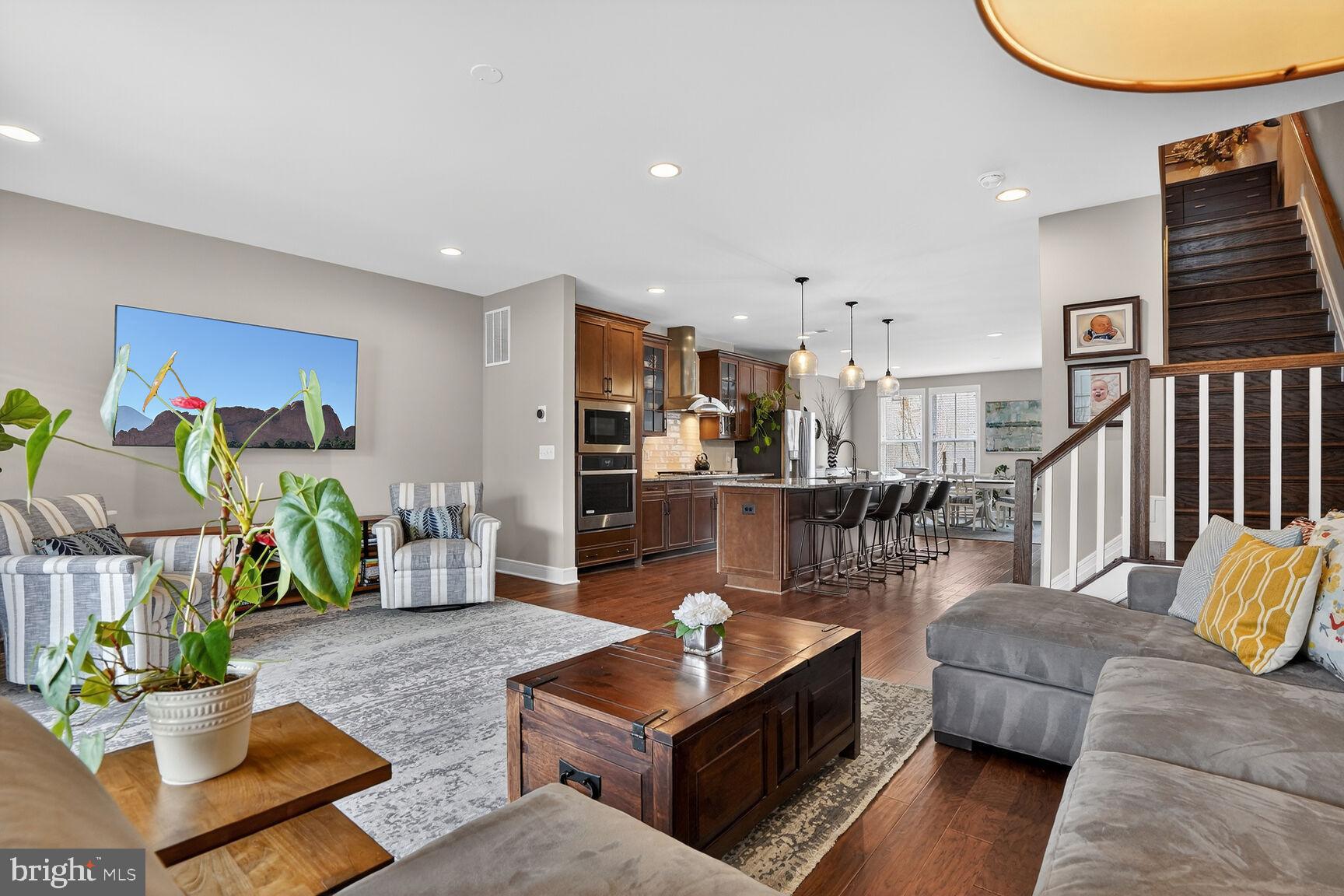 23048 LAVALLETTE SQUARE