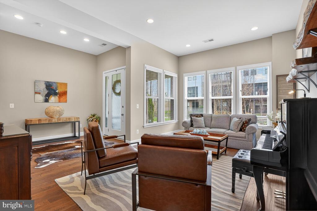 23048 LAVALLETTE SQUARE