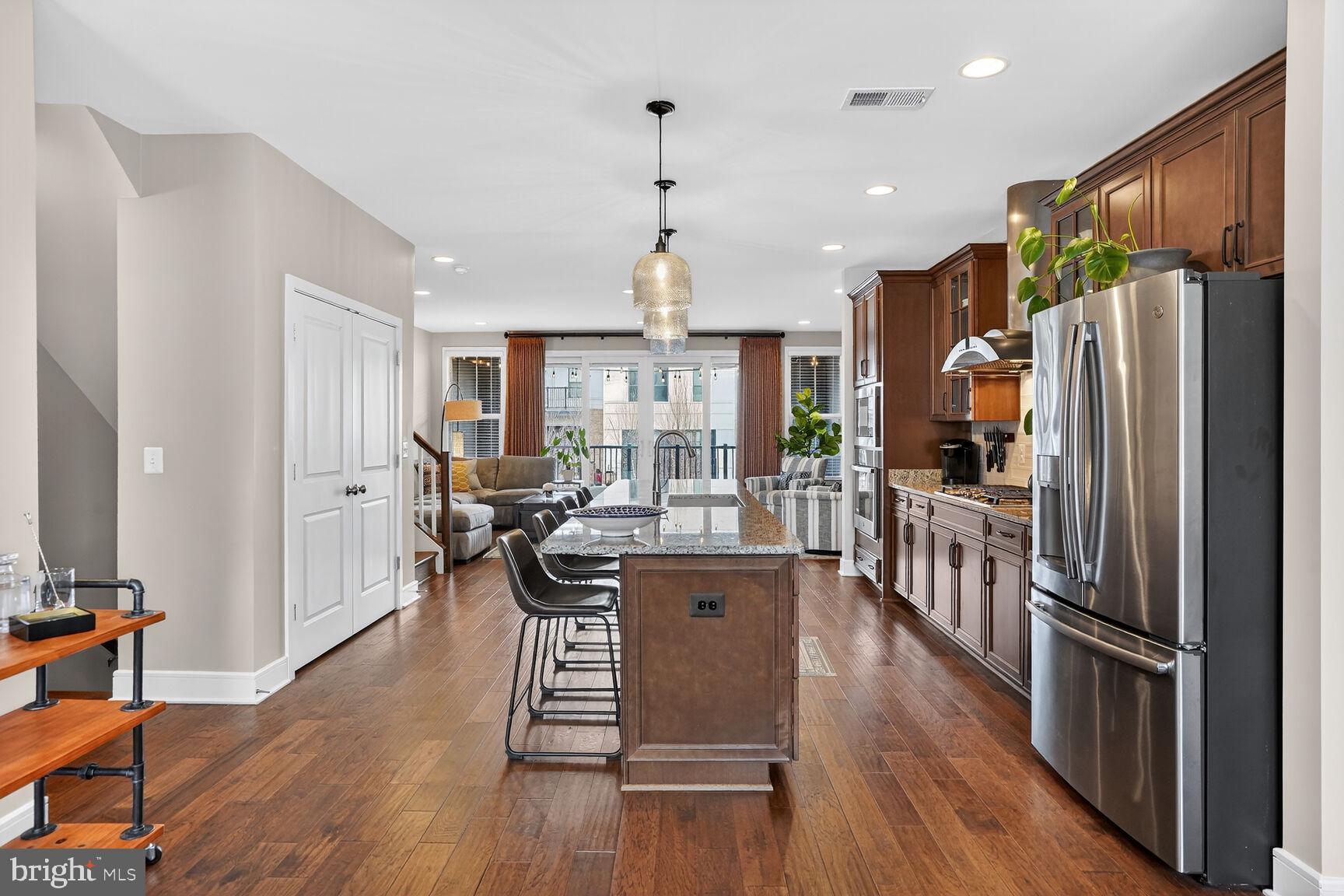 23048 LAVALLETTE SQUARE