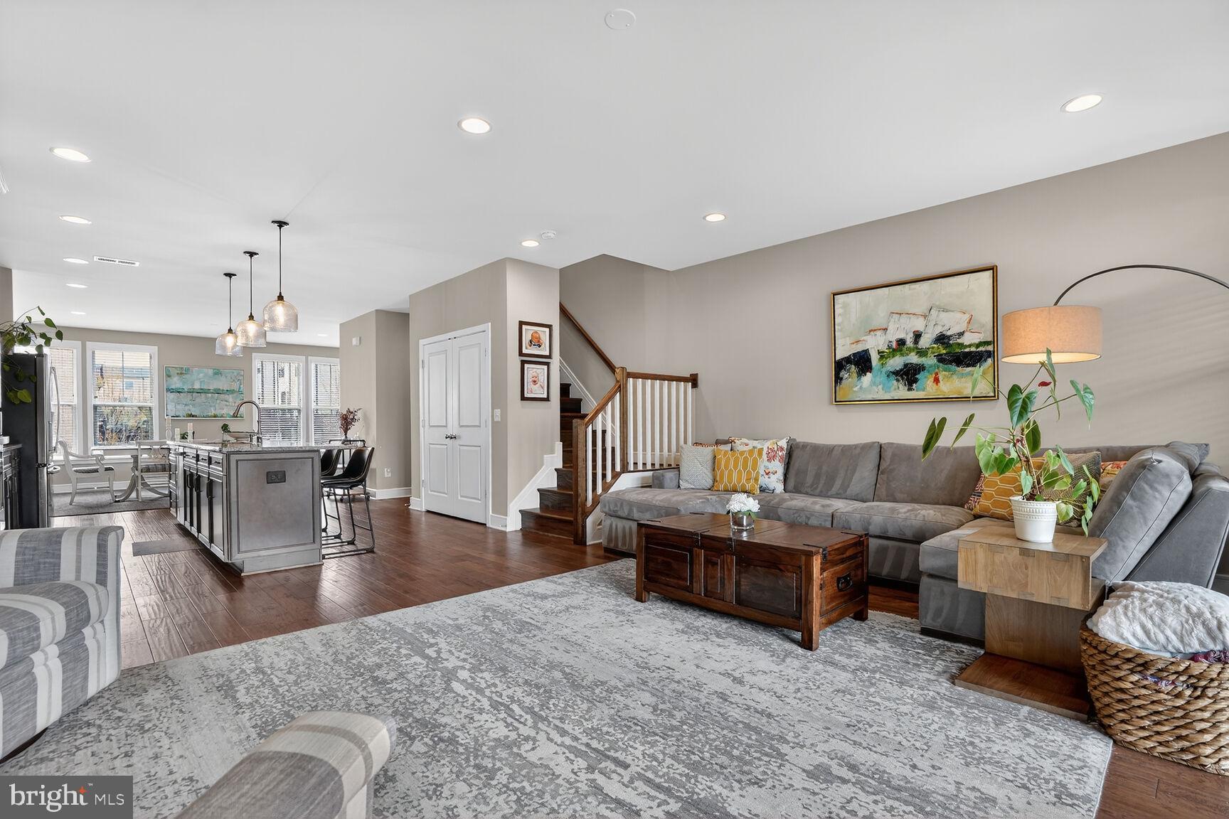23048 LAVALLETTE SQUARE