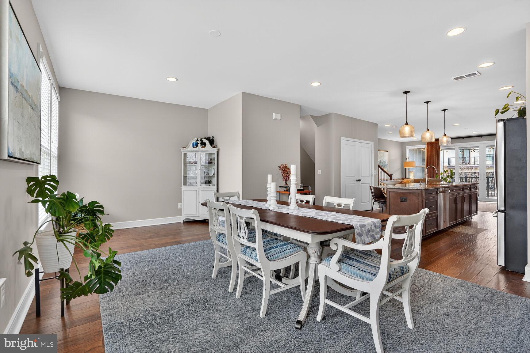 23048 LAVALLETTE SQUARE