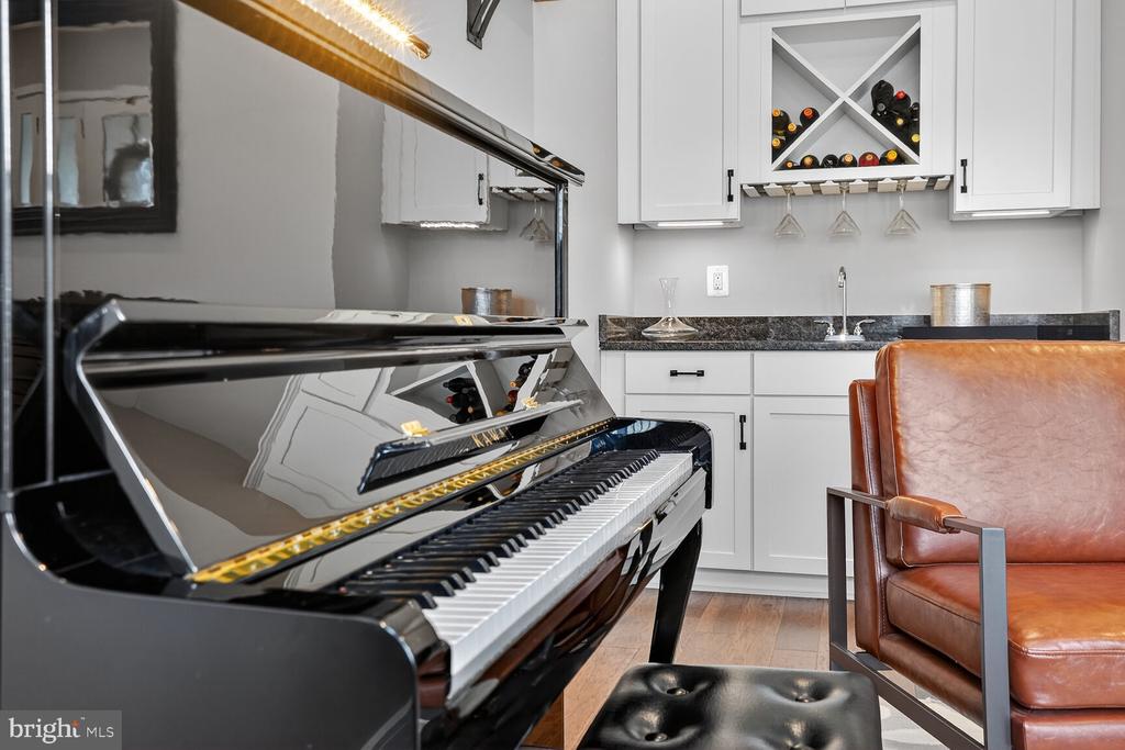 23048 LAVALLETTE SQUARE