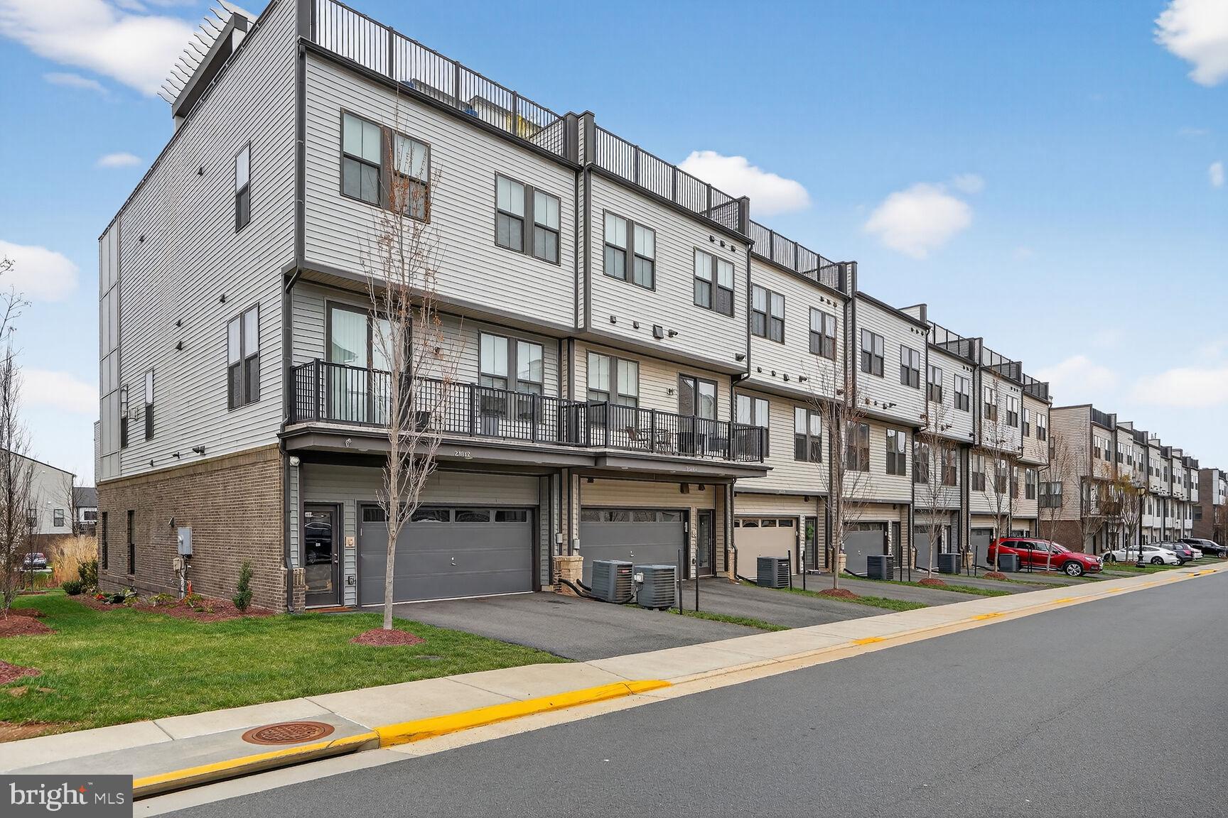 23048 LAVALLETTE SQUARE