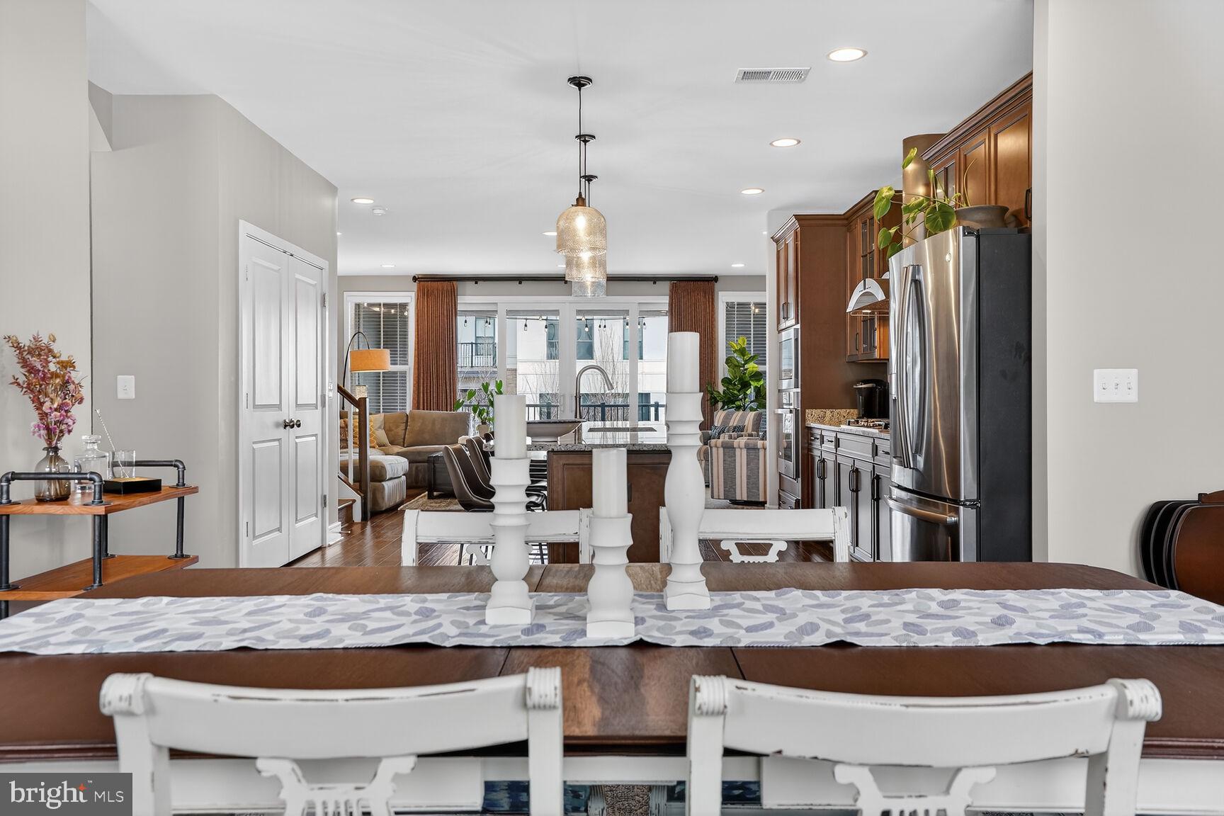 23048 LAVALLETTE SQUARE