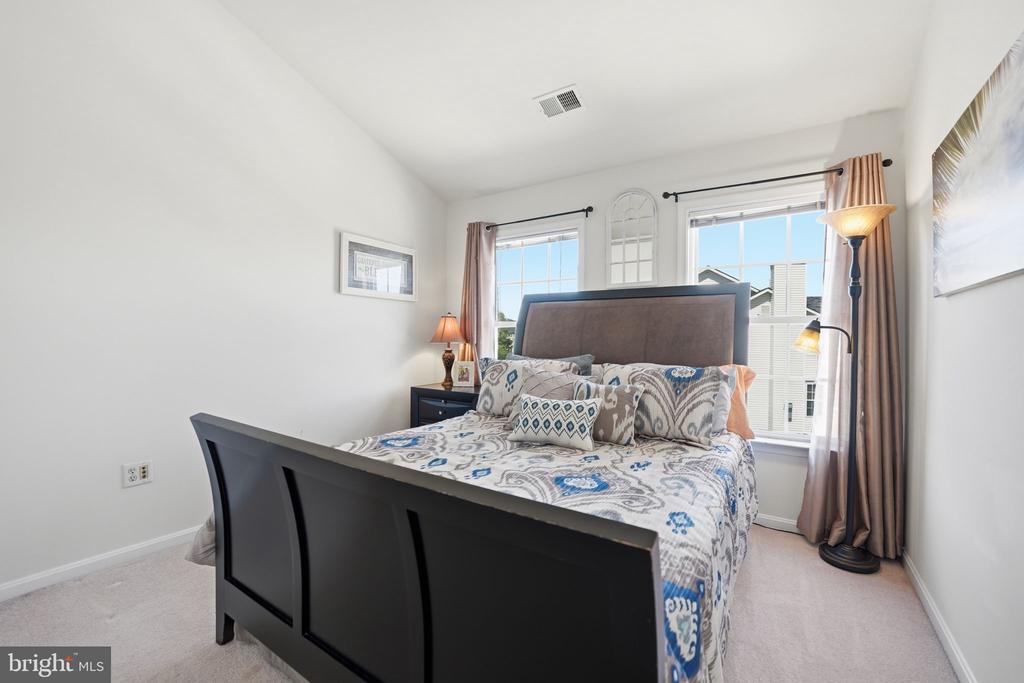 803 KENDRA TERRACE NE