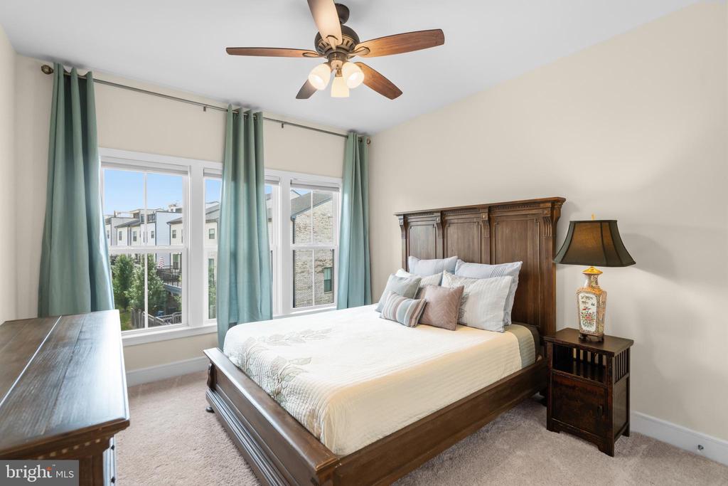 23072 SULLIVANS COVE SQUARE