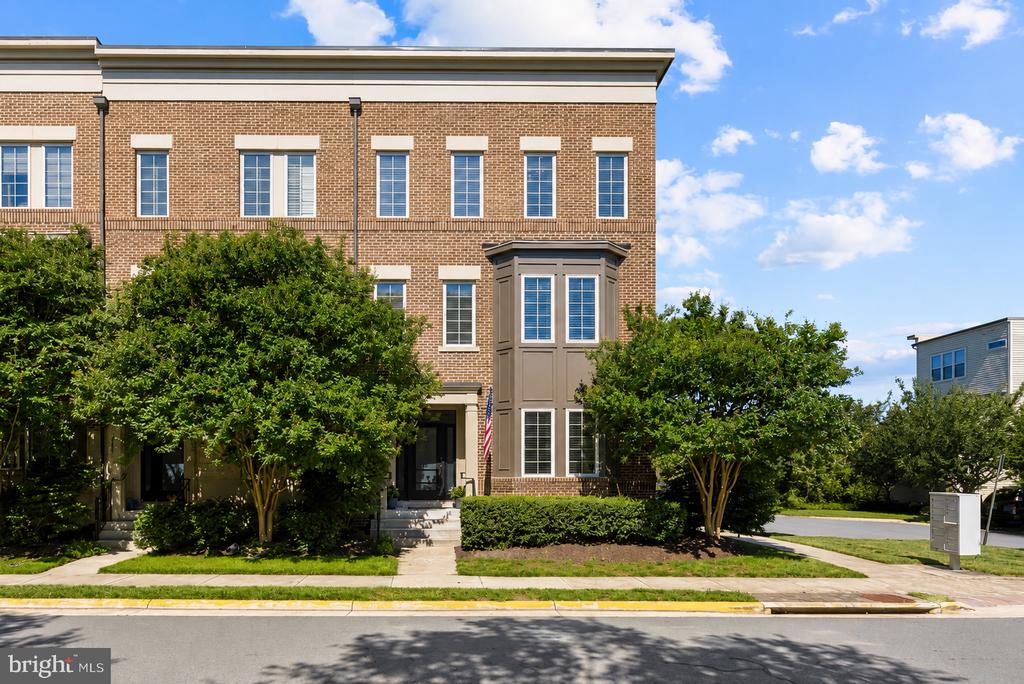 22807 BREEZY HOLLOW DRIVE