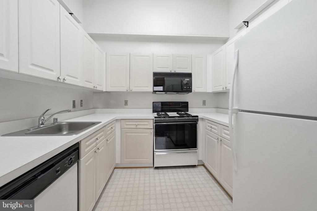 44116 NATALIE TERRACE 301