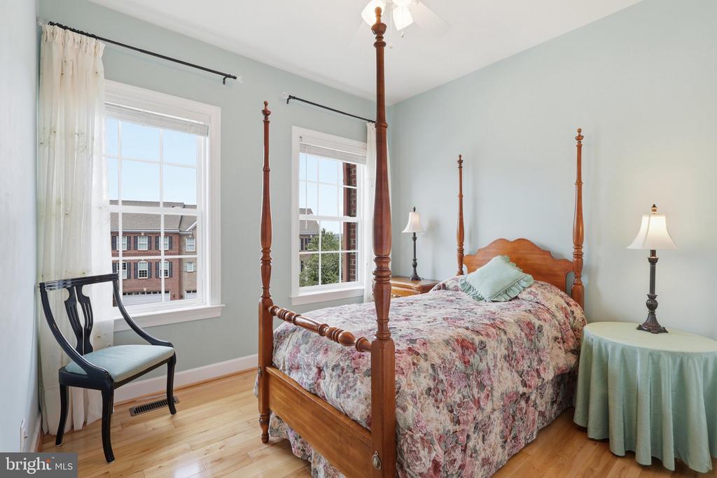 20200 CENTER BROOK SQUARE