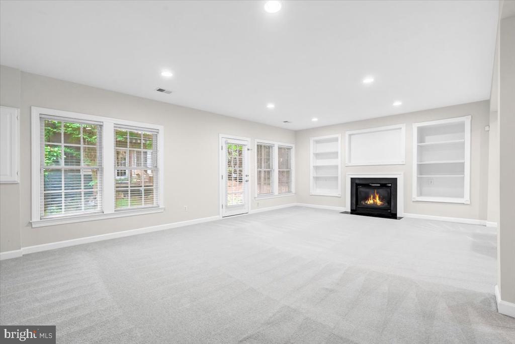 47650 MID SURREY SQUARE