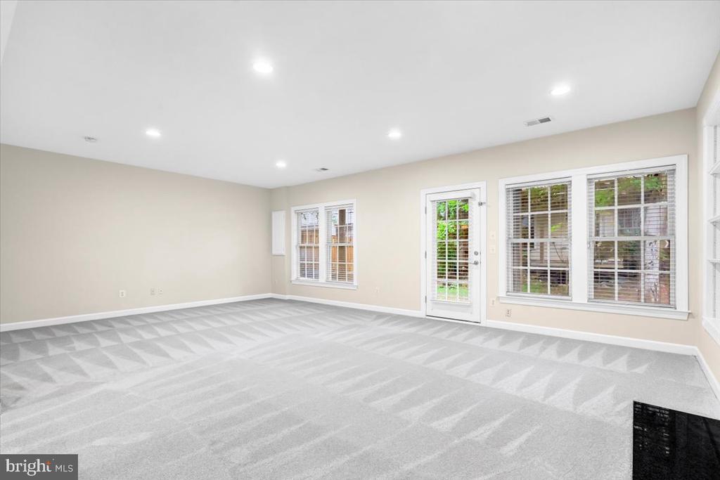 47650 MID SURREY SQUARE