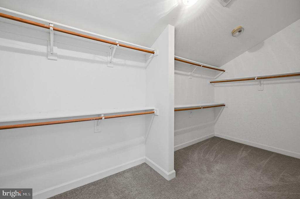 42831 DELPHINIUM CIRCLE