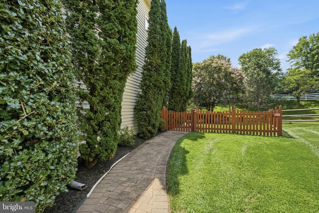 42831 DELPHINIUM CIRCLE