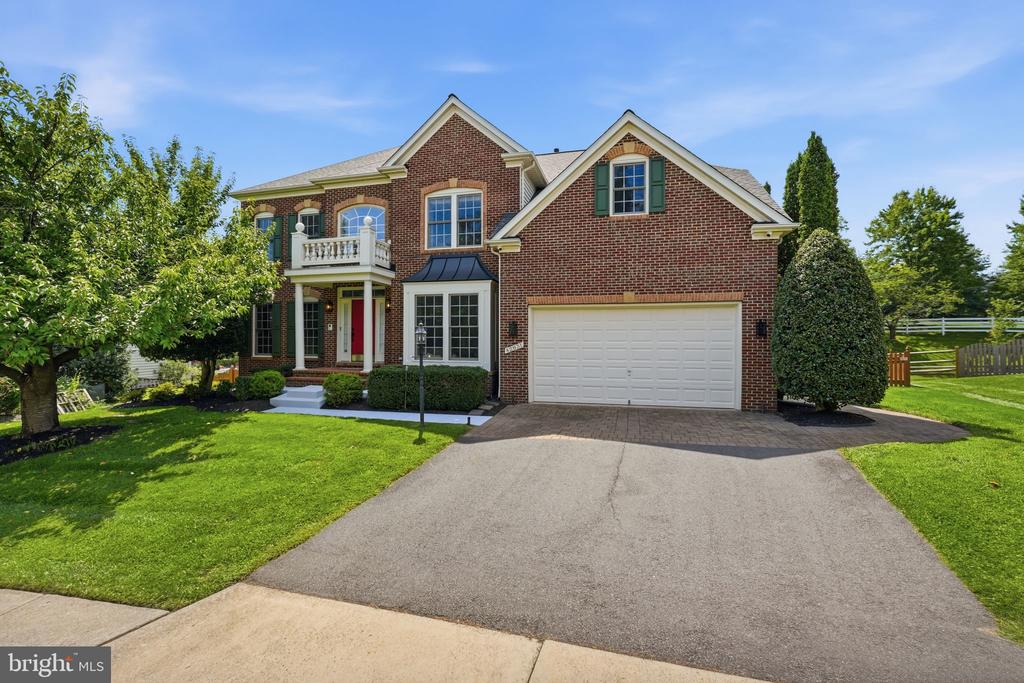 42831 DELPHINIUM CIRCLE