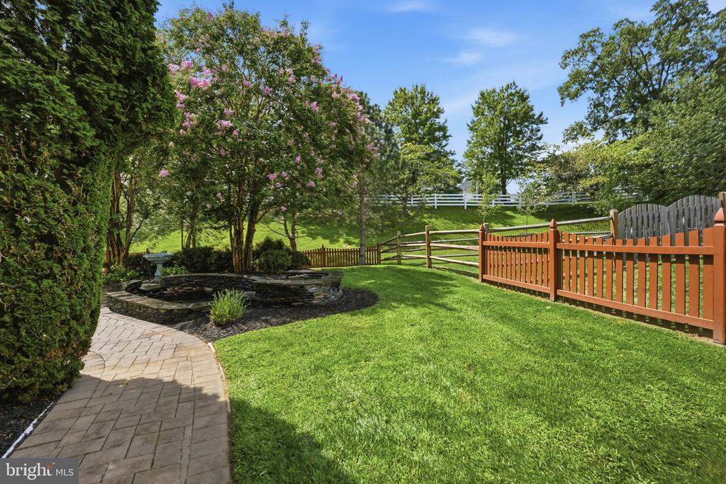 42831 DELPHINIUM CIRCLE