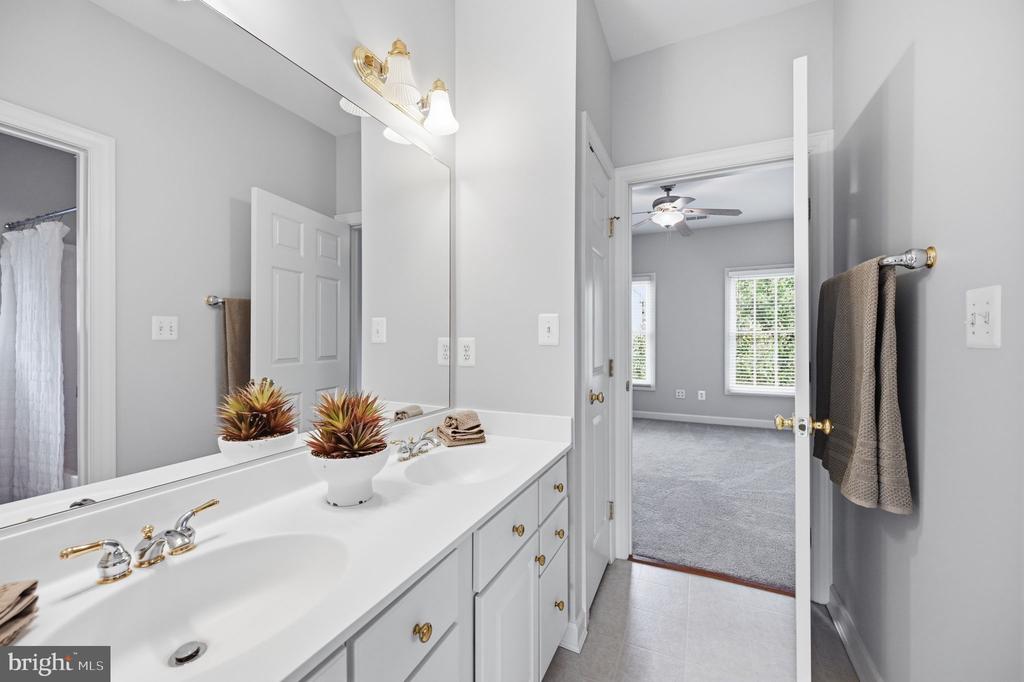 42831 DELPHINIUM CIRCLE