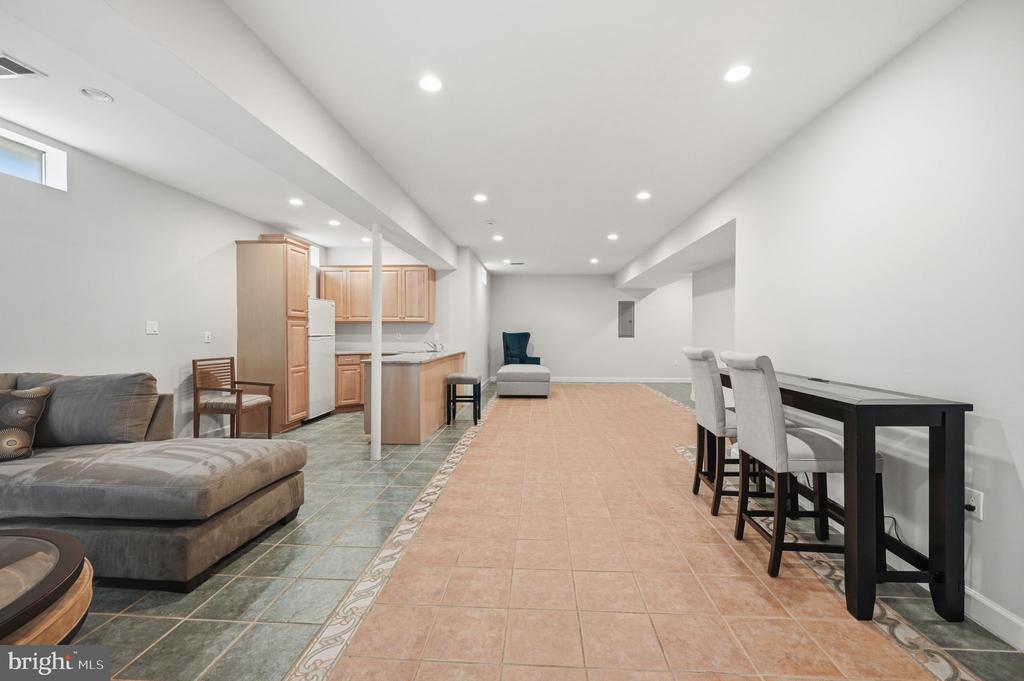 42831 DELPHINIUM CIRCLE