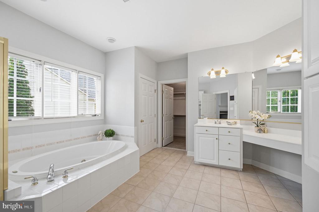 42831 DELPHINIUM CIRCLE