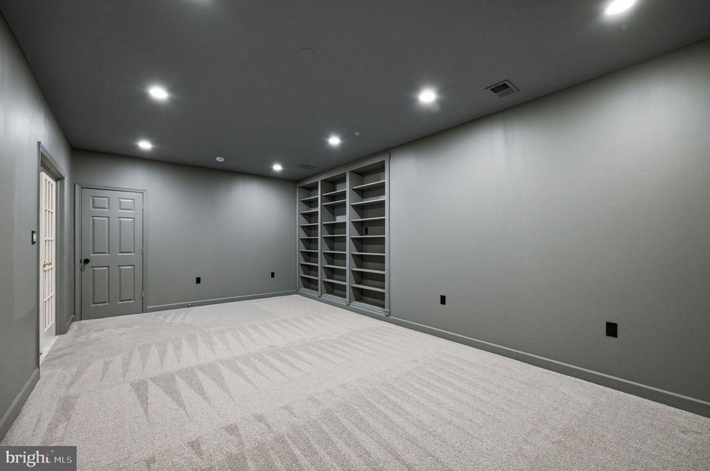 42831 DELPHINIUM CIRCLE