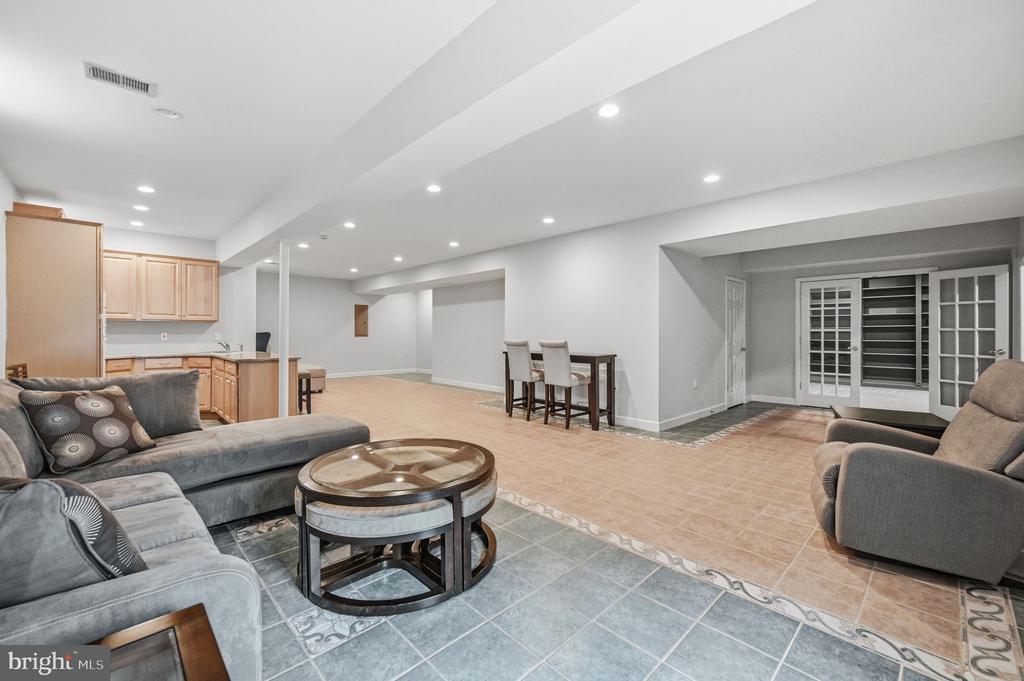 42831 DELPHINIUM CIRCLE