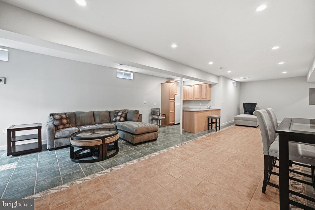 42831 DELPHINIUM CIRCLE