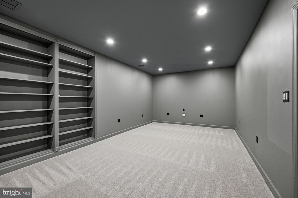 42831 DELPHINIUM CIRCLE