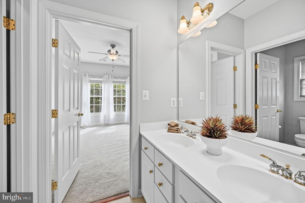 42831 DELPHINIUM CIRCLE