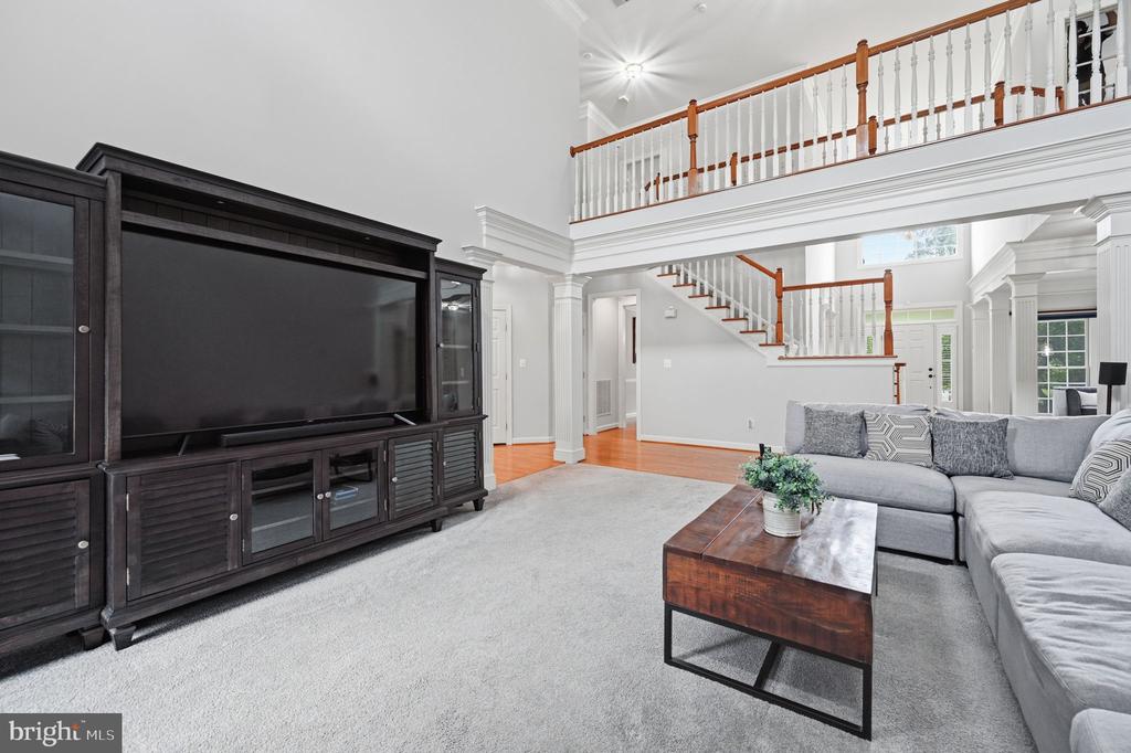 42831 DELPHINIUM CIRCLE