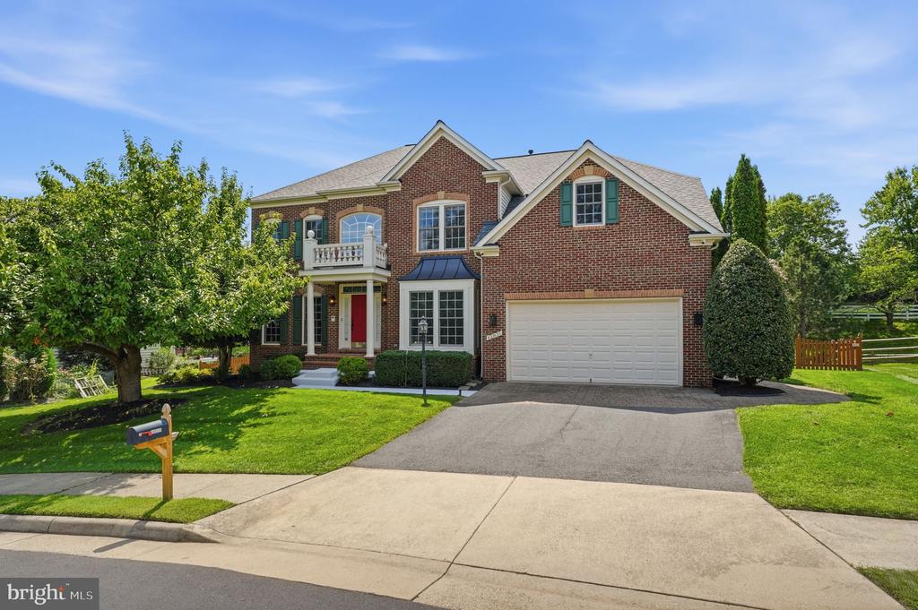 42831 DELPHINIUM CIRCLE