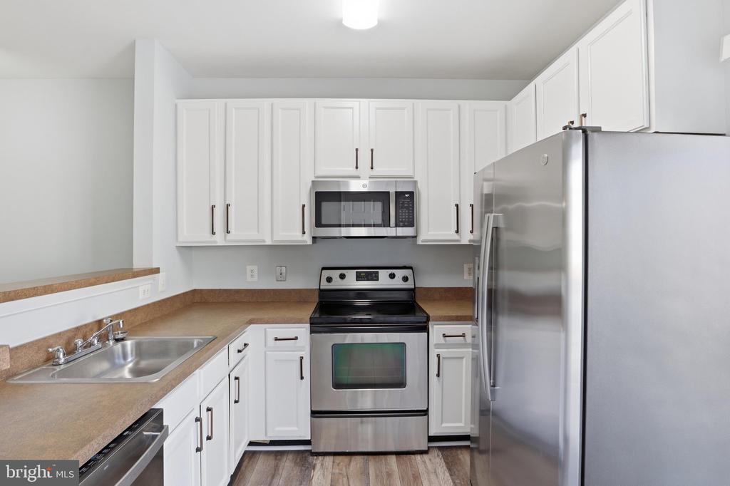 42461 ROCKROSE SQUARE