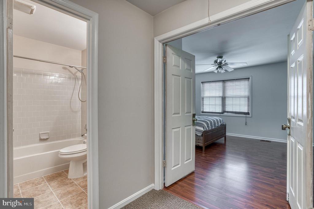 8581 BURLINGTON COURT