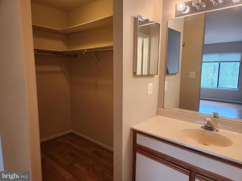 9569 COGGS BILL DR #301