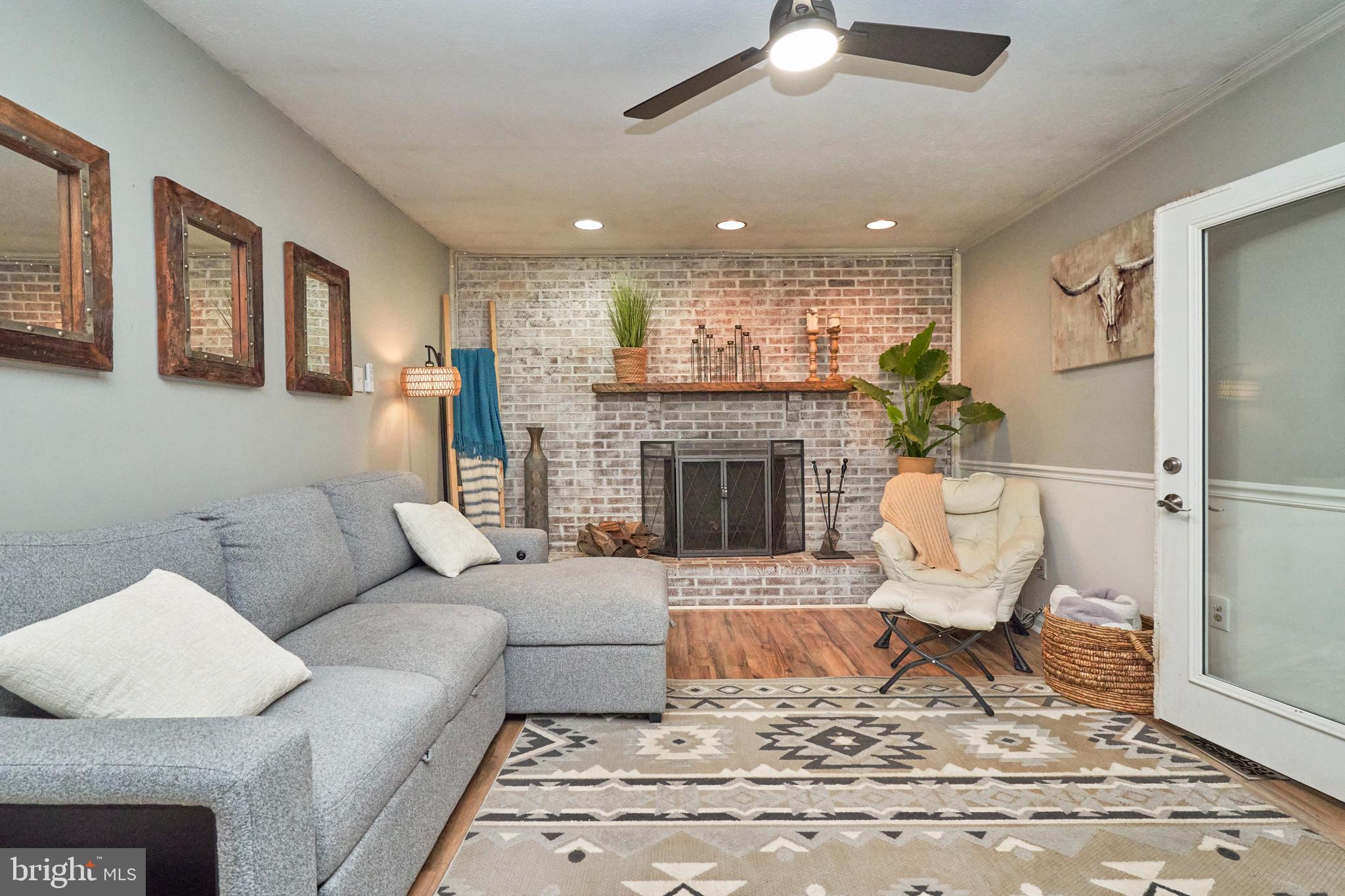 8944 VICKSBURG LANE