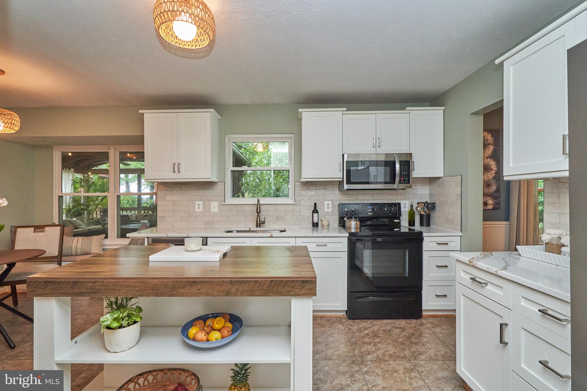8944 VICKSBURG LANE