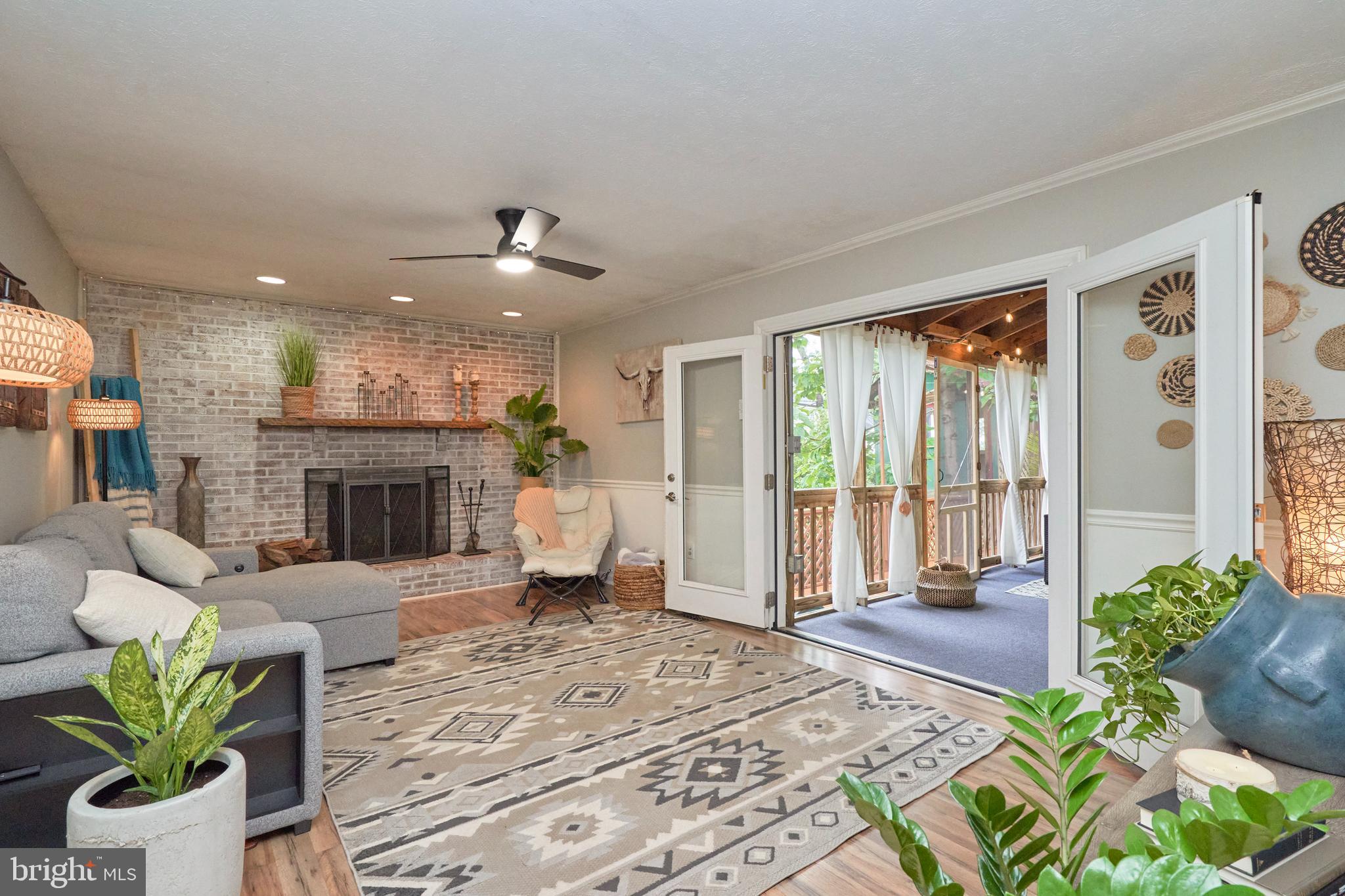 8944 VICKSBURG LANE