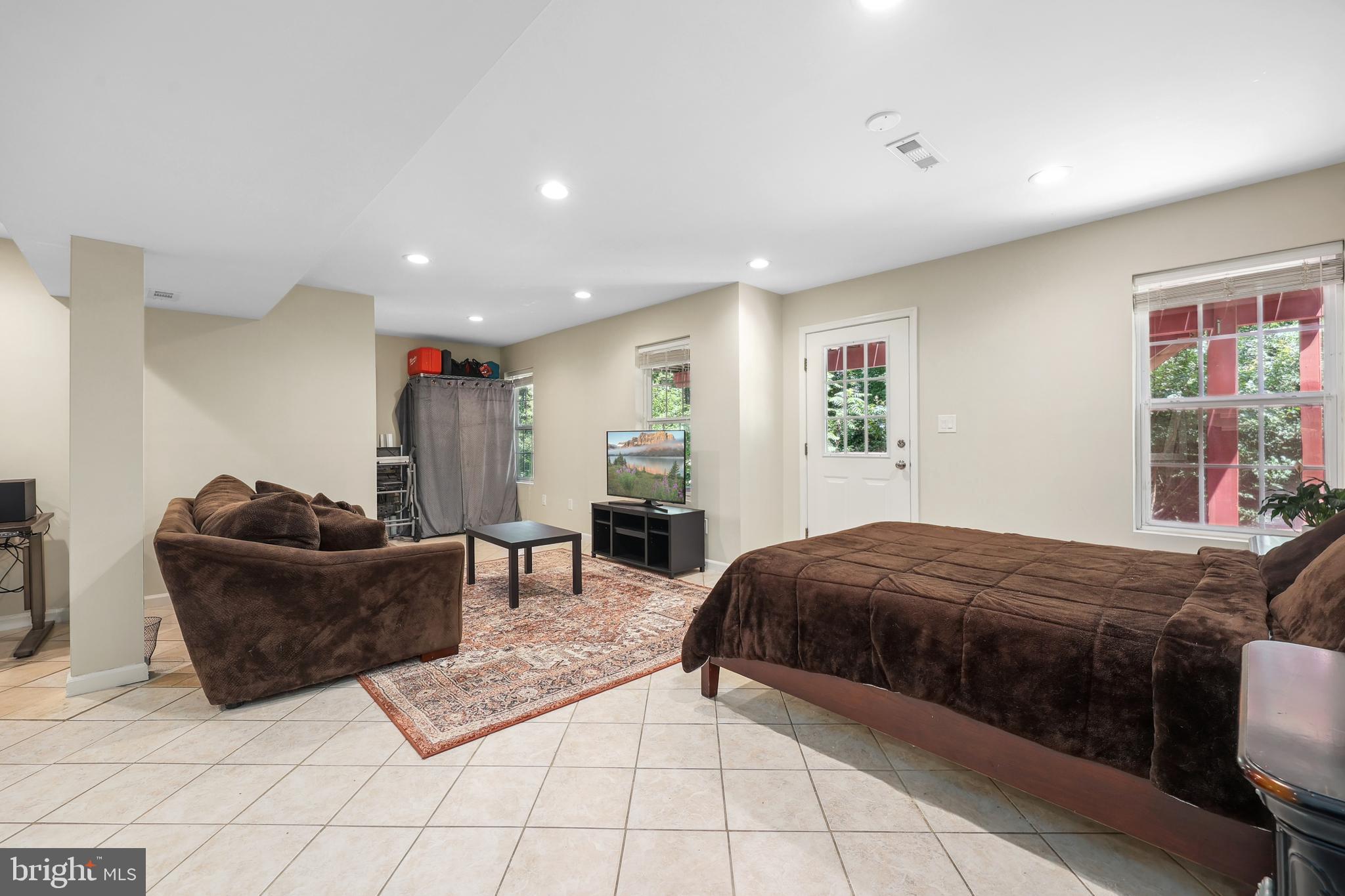 9239 GREENSHIRE DRIVE